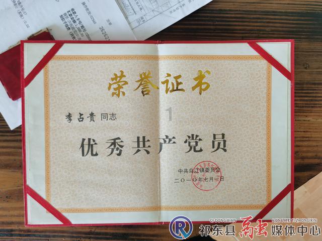 云南昭通山体石块滚落砸中行驶车辆,目击者:有辆车被砸到,一人被救出